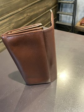 ヴァレンティノ・ガラヴァーニの財布の補色
