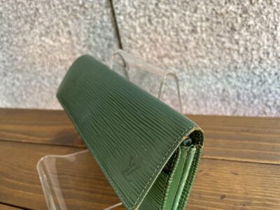 色の薄れてしまった財布。きれいにさせていただきます。　