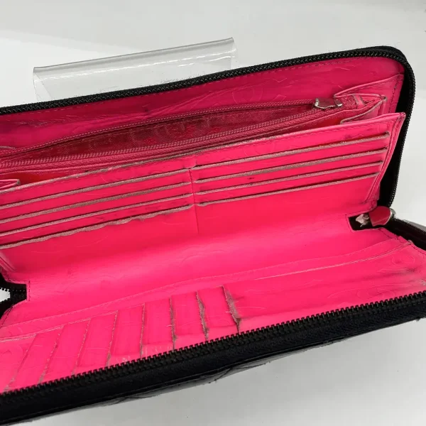 CHANELの長財布を開いた中の小銭用ファスナーのスライダー部品が壊れている修理前の画像
