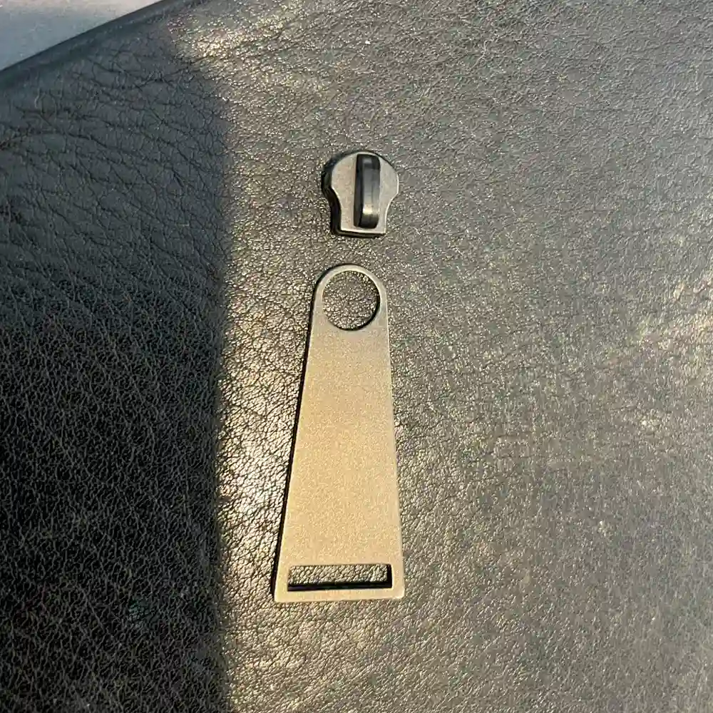 BOTTEGA VENETA財布の引き手とスライダーの画像