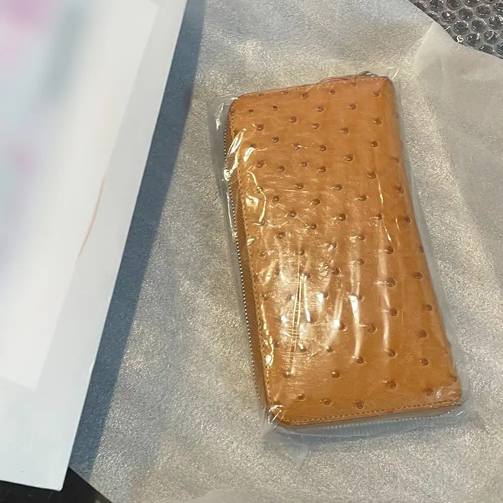 丁寧に梱包されたオーストリッチの財布
